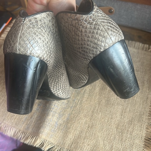 Salpy Geneva Bootie  ( size 7.5) - Picture 15 of 17